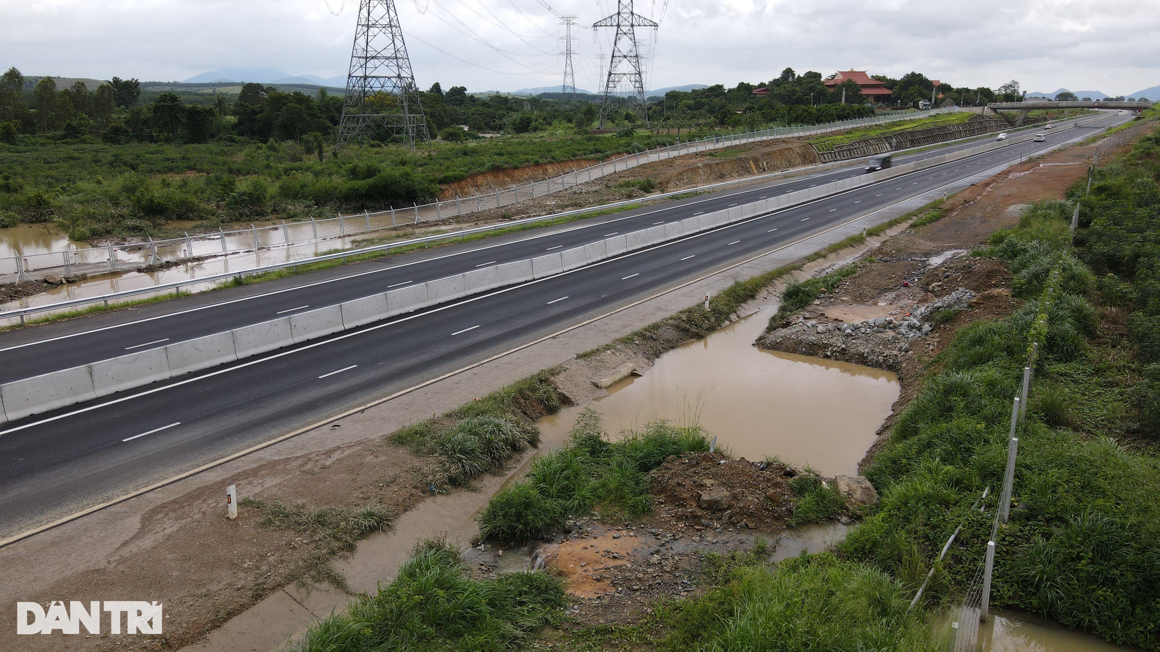 Bất cập, hiểm nguy trên cao tốc 5 không - 4 Bất cập, hiểm nguy trên cao tốc 5 không - 4