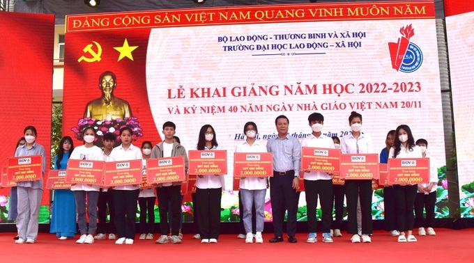 Đại diện Ngân hàng BIDV trao học bổng cho các em SV