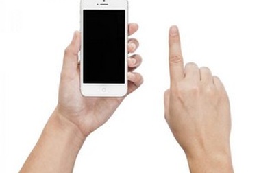 Bé trai tự cắt đứt ngón tay sau khi bị mắng do sử dụng smartphone nhiều