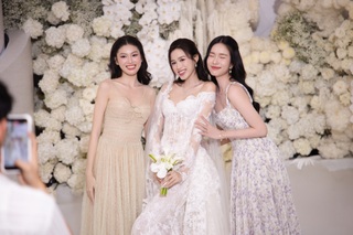 Hoa hậu Đỗ Thị Hà và chồng doanh nhân "khóa môi" tình tứ tại lễ cưới Hà Nội - 6