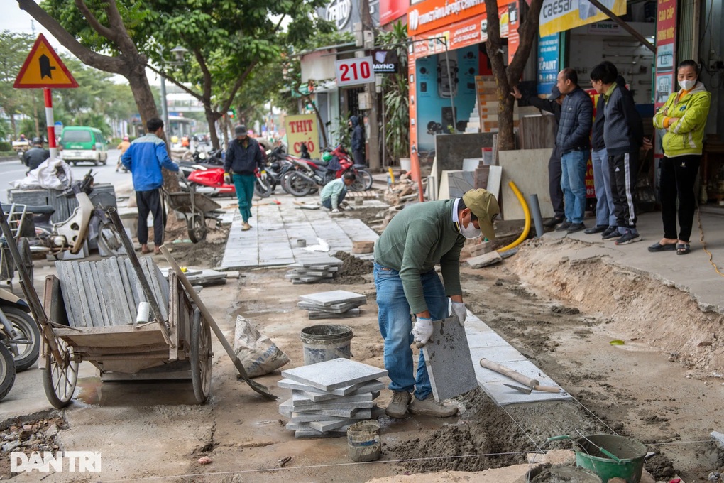 Vỉa hè Hà Nội và nỗi bức xúc thấy đào là thấy Tết - 1 Vỉa hè Hà Nội và nỗi bức xúc thấy đào là thấy Tết - 1
