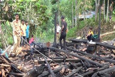 Mâu thuẫn với vợ, chồng châm lửa đốt nhà