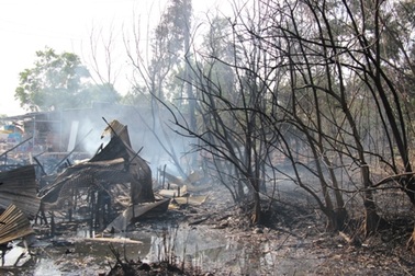 Hỏa hoạn lớn thiêu rụi 10 căn nhà