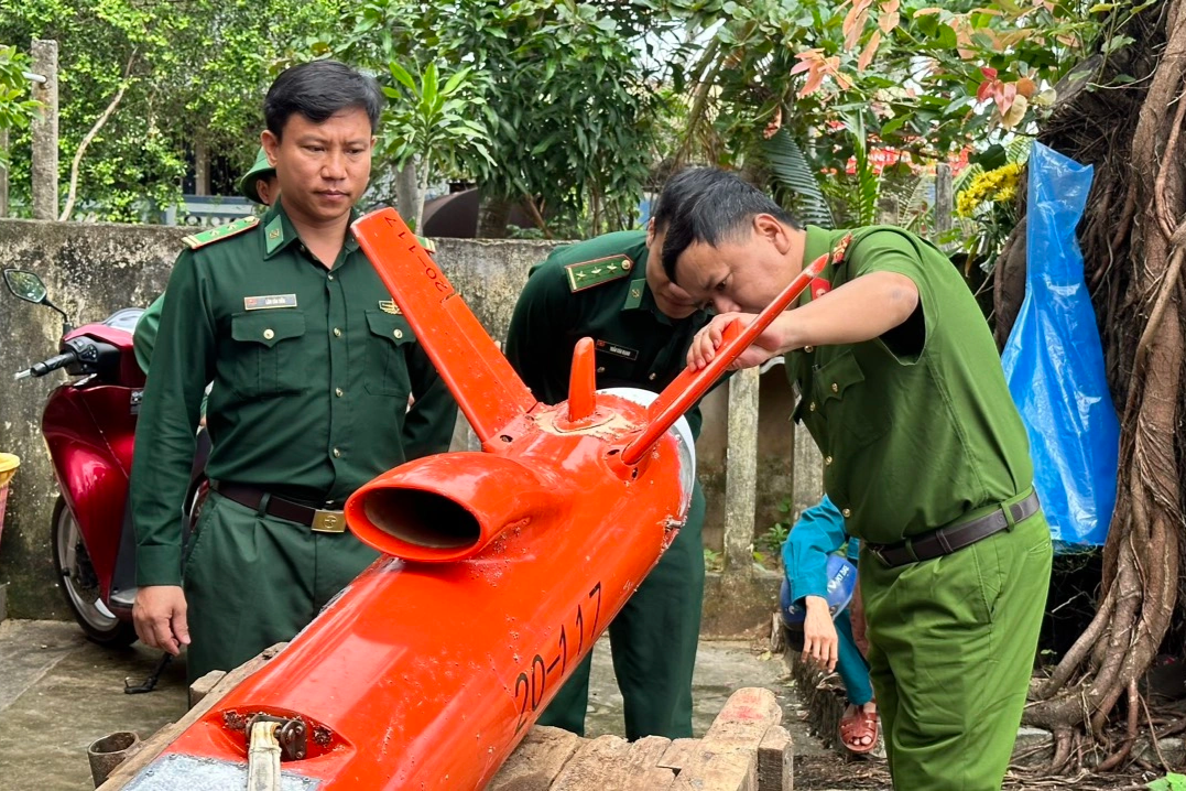 Vật giống máy bay không người lái có chữ Trung Quốc trôi ở biển Quảng Ngãi - 3