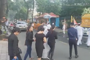 Vợ NSND Thế Anh ngất lịm trong phút tiễn biệt