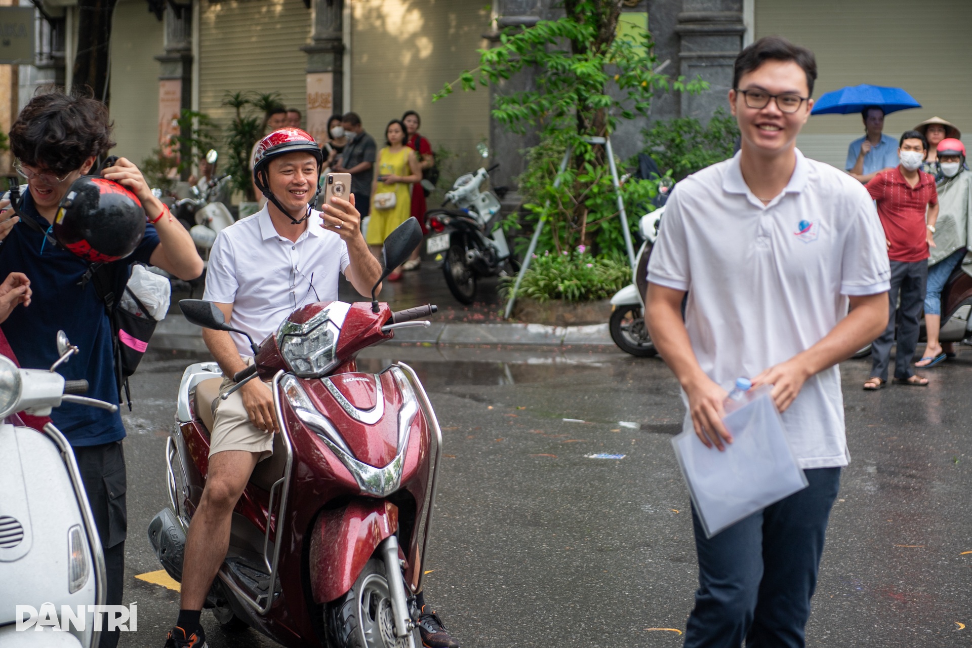 Sĩ tử Hà Nội tranh thủ ôn chớp nhoáng trước giờ thi ngữ văn tốt nghiệp THPT - 2 Sĩ tử Hà Nội tranh thủ ôn chớp nhoáng trước giờ thi ngữ văn tốt nghiệp THPT - 2