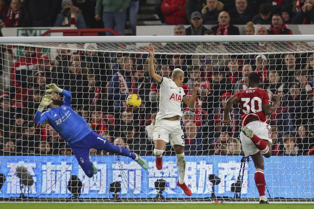 Tottenham bỏ xa Man Utd, gây áp lực lên Man City - 1