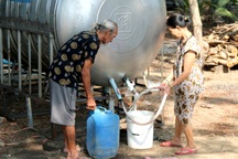 Người dân phấn khởi đi hứng nước sạch miễn phí