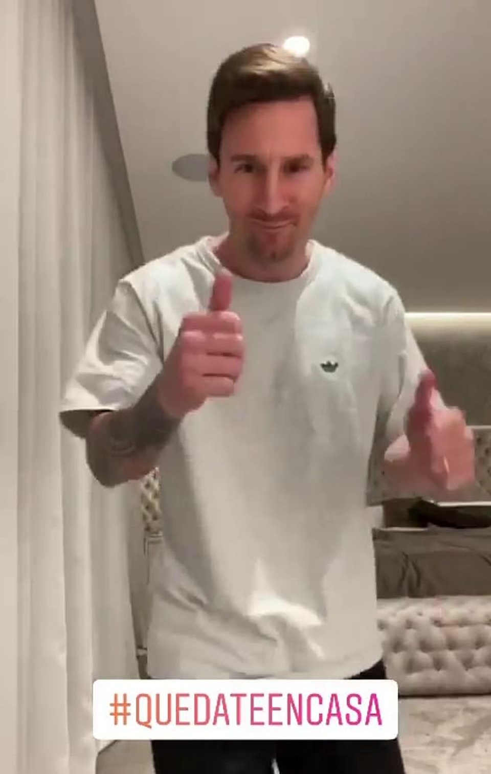 Messi “làm xiếc” với cuộn giấy vệ sinh mùa dịch Covid-19 - 2 Messi “làm xiếc” với cuộn giấy vệ sinh mùa dịch Covid-19 - 2