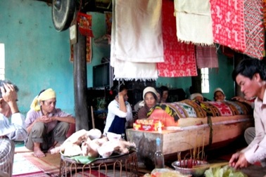 Dùng chân sửa đầu đĩa, bị điện giật chết