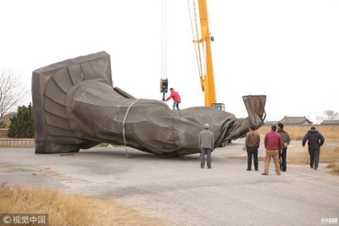 Tượng khổng lồ cao 19m của Tần Thủy Hoàng bị gió kéo đổ sập