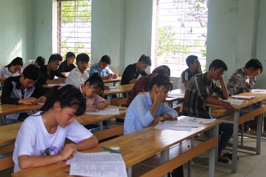 Nữ thí sinh đang thi phải đi cấp cứu