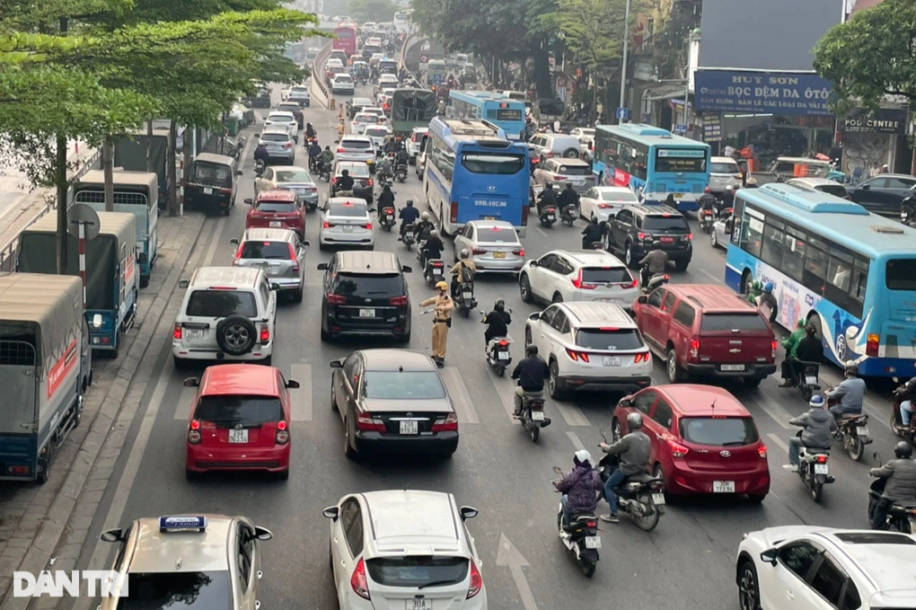 Xe con đấu đầu xe buýt giữa cầu Chương Dương, giao thông ùn ứ cục bộ - 3 Xe con đấu đầu xe buýt giữa cầu Chương Dương, giao thông ùn ứ cục bộ - 3