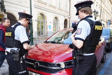 Thêm một nước EU tịch thu ô tô mang biển số Nga?