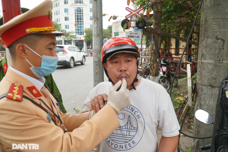 Theo chân CSGT bắt hàng loạt ma men chạy xe gắn máy trên đường phố Hà Nội - 6 Theo chân CSGT bắt hàng loạt ma men chạy xe gắn máy trên đường phố Hà Nội - 6