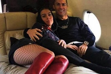 C.Ronaldo và Georgina Rodriguez gây “bão” với ảnh tình tứ trên máy bay