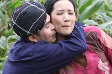 Thanh Thanh Hiền bối rối khi “bị” Xuân Hinh…hôn