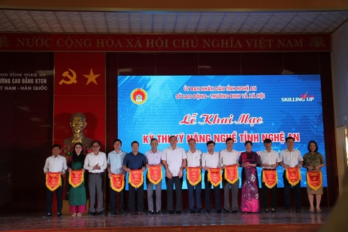 Lãnh đạo Ban Tuyên giáo Tỉnh ủy, Sở LĐ-TB&XH, Ban Văn hóa - Xã hội Hội đồng nhân dân tỉnh trao cờ lưu niệm cho các đơn vị tham gia kỳ thi.