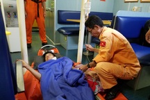 Cấp cứu khẩn cấp thuyền viên bị thương nặng ở cổ