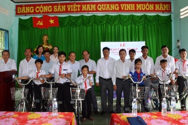Hội Khuyến học Vĩnh Thuận hỗ trợ hơn 15.000 suất quà cho HS nghèo