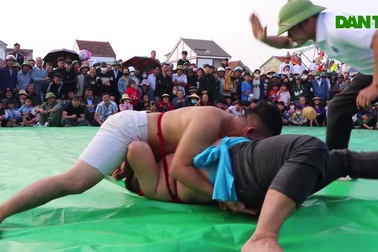 Xem trai làng phô diễn sức mạnh trong hội vật đầu Xuân