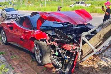 Siêu xe Ferrari 488 tông đổ cây xanh trên phố Hà Nội, vỡ toác đầu