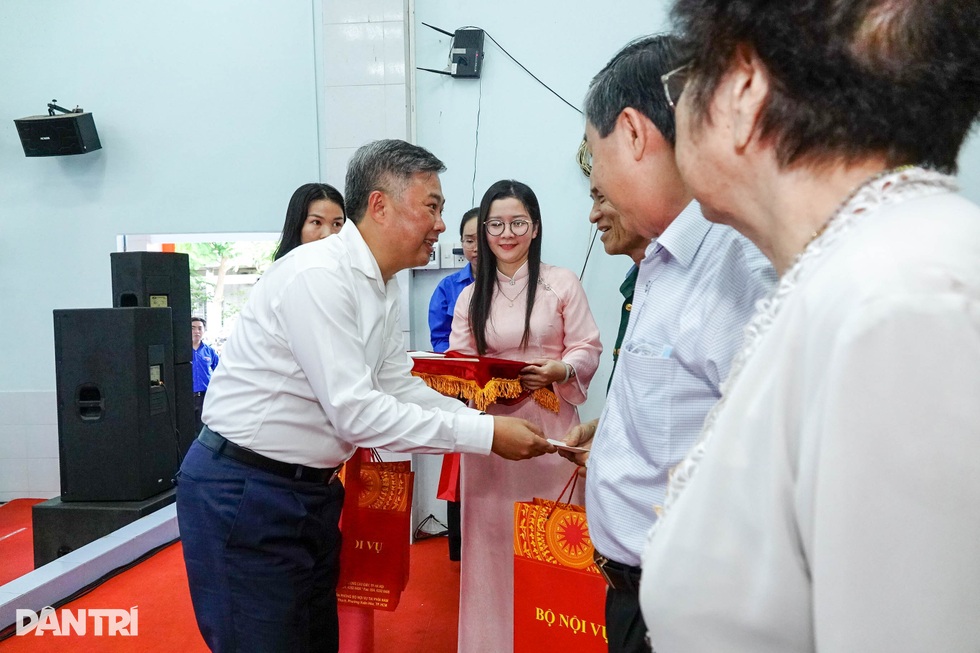 Thứ trưởng Bộ Nội vụ thăm và tặng quà người có công tại Cần Thơ - 7 Thứ trưởng Bộ Nội vụ thăm và tặng quà người có công tại Cần Thơ - 7