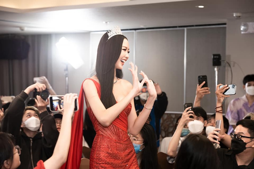 Bố của Á hậu cao nhất lịch sử nhan sắc Việt hé lộ bí mật chiều cao gia đình - 1 Bố của Á hậu cao nhất lịch sử nhan sắc Việt hé lộ bí mật chiều cao gia đình - 1