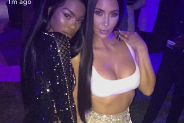 Kim Kardashian hở bạo đi dự tiệc