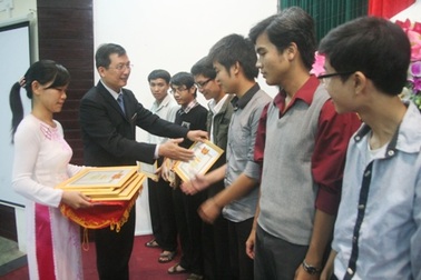 Khen thưởng nhiều sinh viên tài năng ĐH Huế