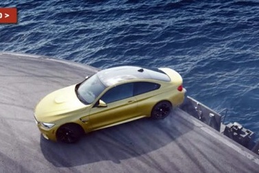 BMW M4 Coupe drift trên tàu sân bay
