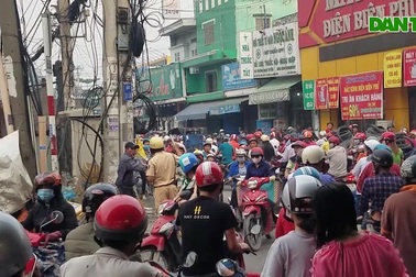 Quốc lộ kẹt xe nghiêm trọng vì người đàn ông say xỉn ngủ giữa đường