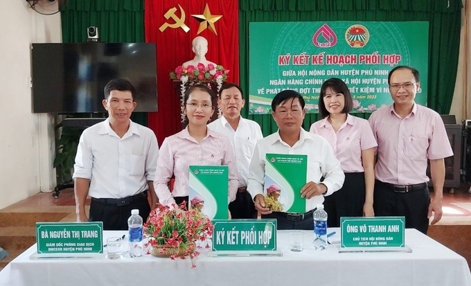 Hội Nông dân huyện Phú Ninh và Ngân hàng CSXH huyện ký kết kế hoạch phối hợp 