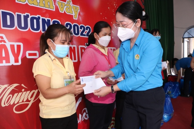 LĐLĐ tỉnh đã trao tặng 30 phần quà tết cho những CNLĐ có hoàn cảnh đặc biệt khó khăn, mỗi quà gồm 500 ngàn đồng tiền mặt và 1 phần quà nhu yếu phẩm.