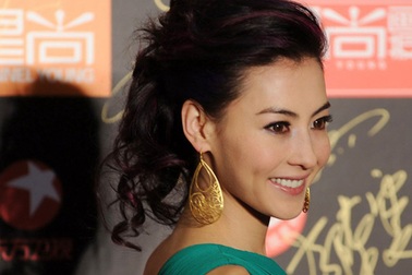 Trương Bá Chi vẫn cười tươi dù cha ruột mất tích