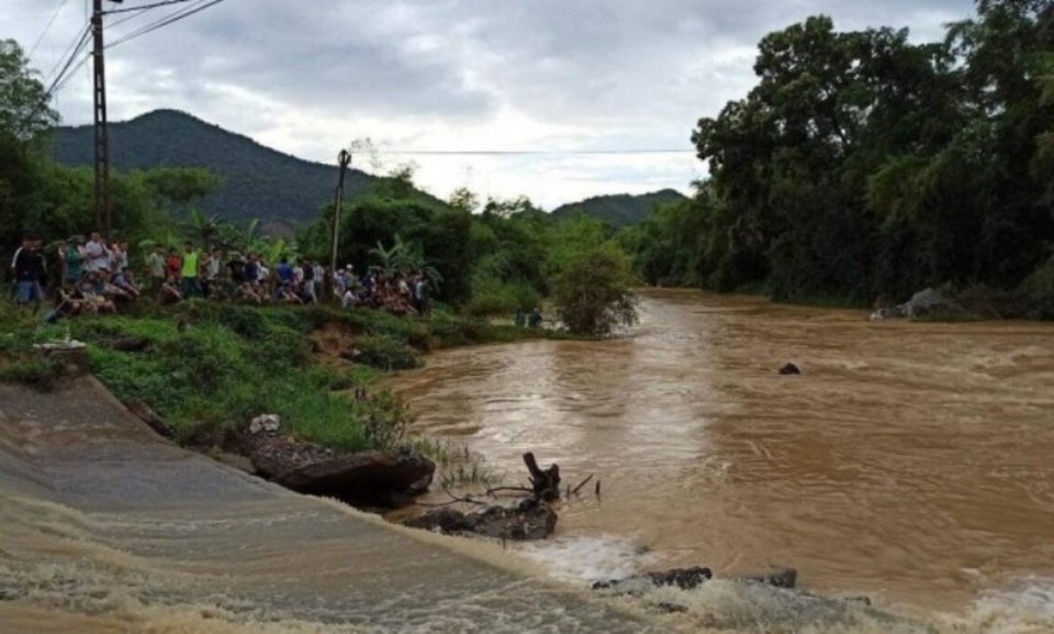 Nữ sinh bị nước cuốn trôi khi đi qua cầu tràn - 1 Nữ sinh bị nước cuốn trôi khi đi qua cầu tràn - 1