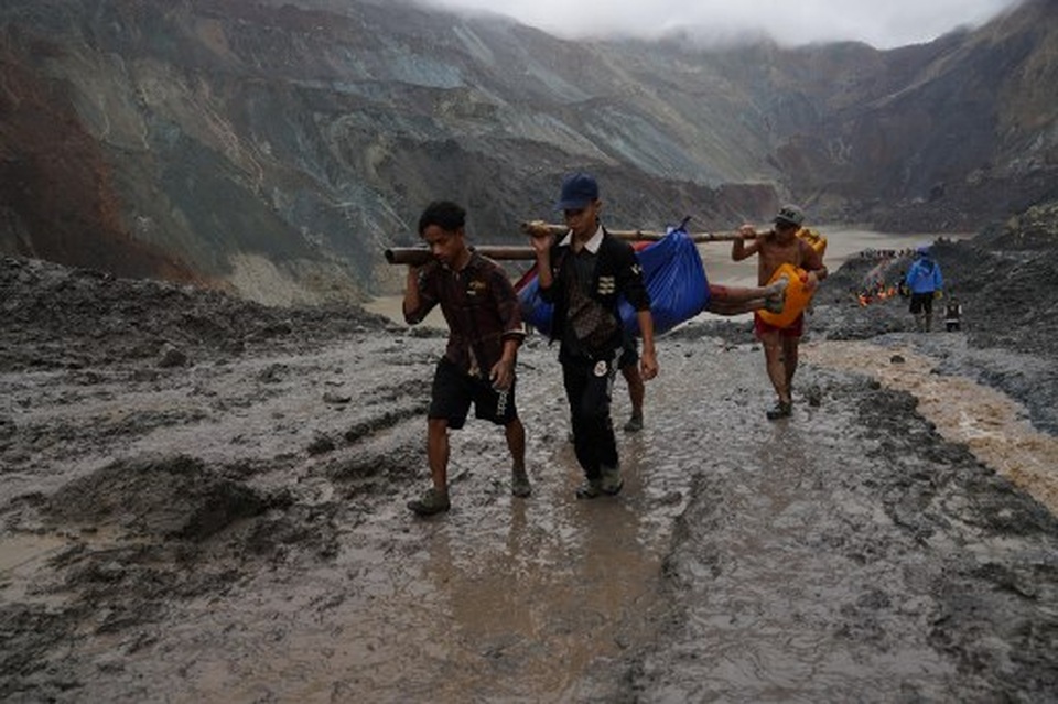 Thi thể nằm la liệt sau khi “sóng thần” bùn ập xuống mỏ ngọc Myanmar - 3 Thi thể nằm la liệt sau khi “sóng thần” bùn ập xuống mỏ ngọc Myanmar - 3