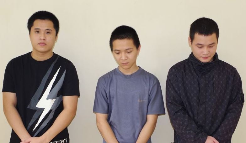 Am urmărit penal 3 subiecți pentru utilizarea coloranților și aromelor pentru a face talismane de dragoste - 1 Khởi tố 3 đối tượng dùng phẩm màu, hương liệu chế thành bùa yêu - 1