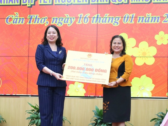 Giám đốc Sở LĐ-TB&XH Cần Thơ Trần Thị Xuân Mai (bìa phải) đại diện nhận quà trị giá 200 triệu đồng của Quỹ bảo trợ trẻ em Việt Nam tặng trẻ em có hoàn cảnh đặc biệt khó khăn TP Cần Thơ.
