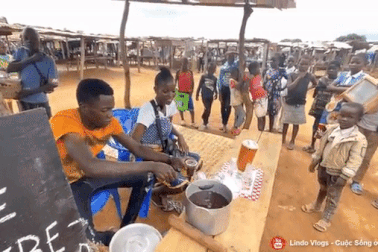 Mang chè đỗ đen Việt Nam ra bán tại chợ ở châu Phi, người dân phản ứng sao?