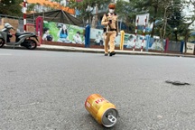 Bạn nhậu của tài xế vội ném lon bia đang uống dở khi gặp CSGT