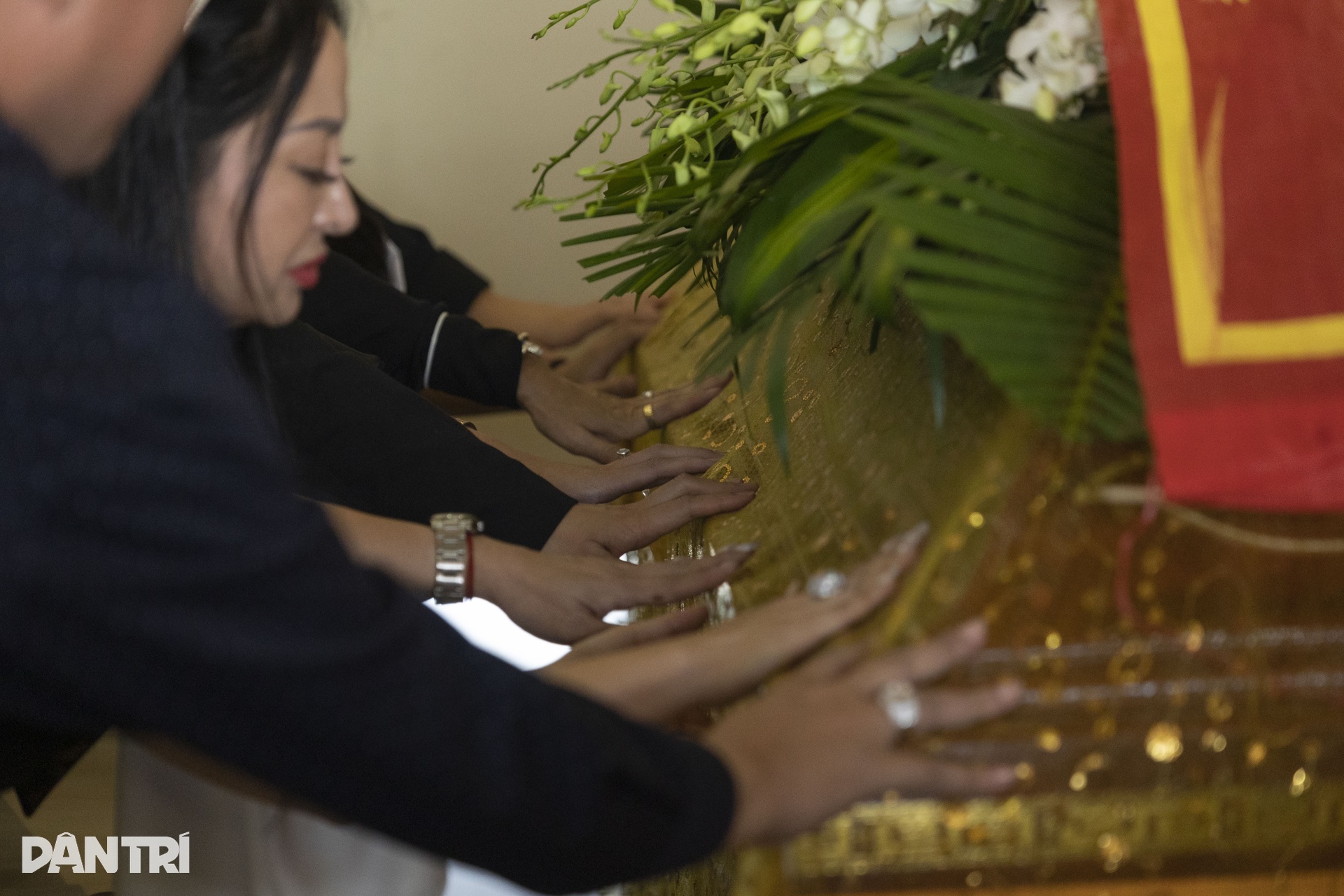Tiễn biệt Thẩm Thúy Hằng: NSND Kim Cương đứng không vững, Mộng Tuyền nức nở - 6 Tiễn biệt Thẩm Thúy Hằng: NSND Kim Cương đứng không vững, Mộng Tuyền nức nở - 6