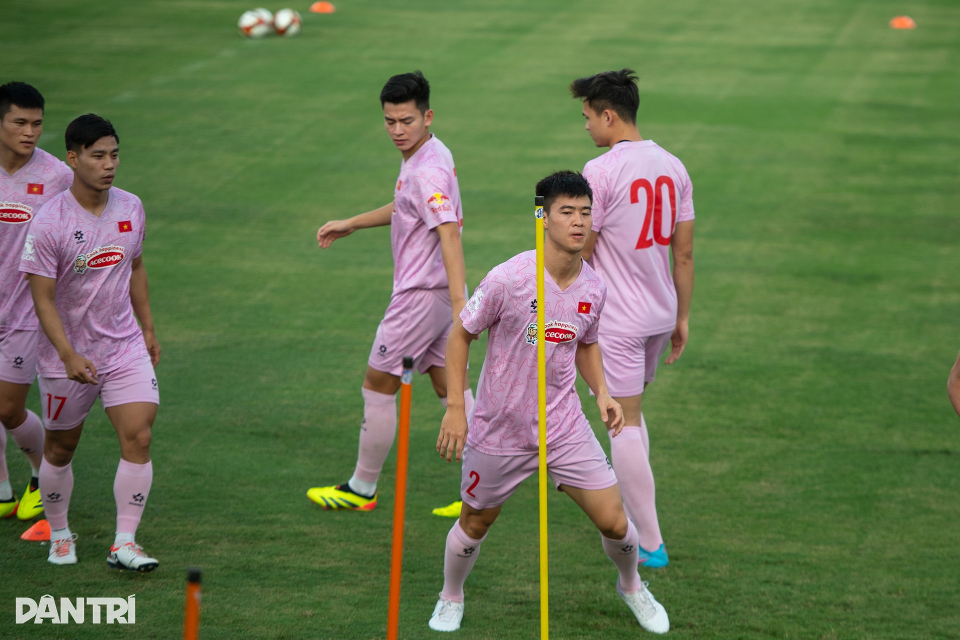 HLV Kim Sang Sik vui vẻ chơi bóng ma cùng tuyển thủ Việt Nam - 4 HLV Kim Sang Sik vui vẻ chơi bóng ma cùng tuyển thủ Việt Nam - 4