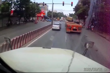 Cuộn thép "khủng" đứt xích rơi xuống đường, suýt gây tai nạn kinh hoàng