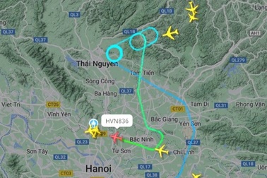 Dông lớn tại Nội Bài, máy bay vòng chờ hàng loạt