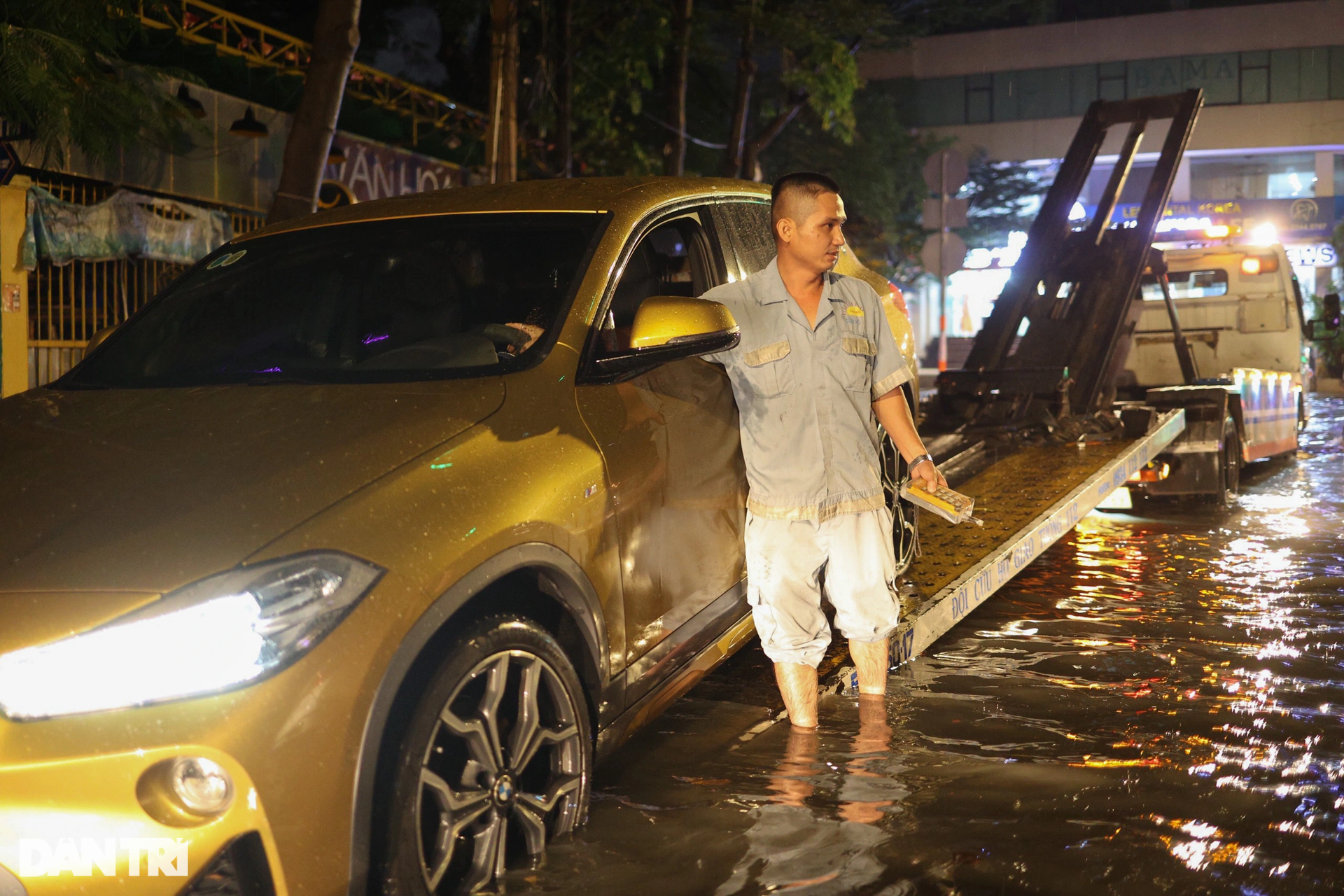 Cây gẫy đổ, đường ngập sâu trong mưa lớn ở TPHCM - 9 Cây gẫy đổ, đường ngập sâu trong mưa lớn ở TPHCM - 9
