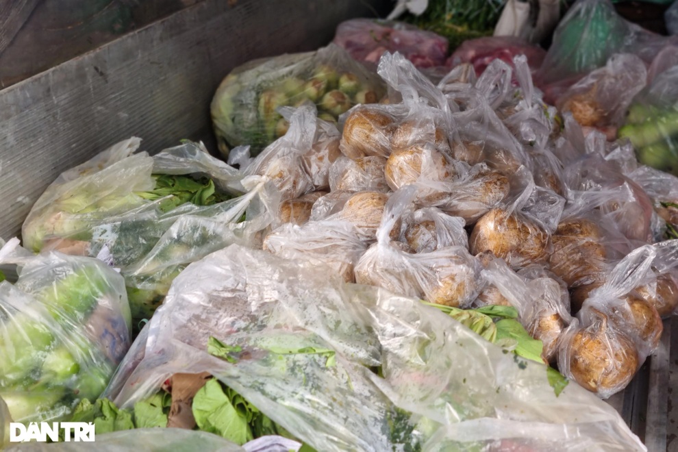 Công an Đà Nẵng mở 30 chợ container phục vụ thực phẩm cho người dân - 3 Công an Đà Nẵng mở 30 chợ container phục vụ thực phẩm cho người dân - 3