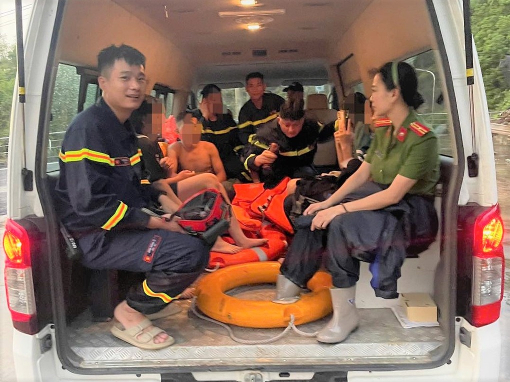 Giải cứu 11 học sinh mắc kẹt khi tắm suối gặp cơn mưa lớn ở Hòa Bình - 1 Giải cứu 11 học sinh mắc kẹt khi tắm suối gặp cơn mưa lớn ở Hòa Bình - 1