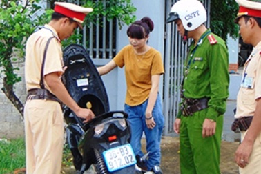 Thiếu nữ điều khiển xe máy có chứa thuốc nổ bên trong