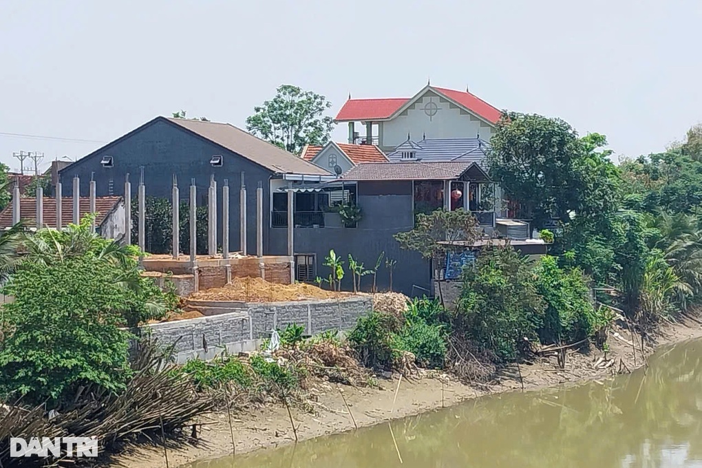 Xã lập chốt canh người dân xây nhà trái phép - 1 Xã lập chốt canh người dân xây nhà trái phép - 1